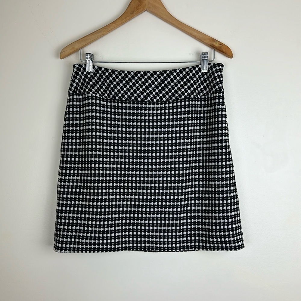 Loft Woman’s Size 8 Skirt Mini Black and White Side zipper